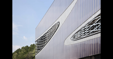 Car grids served as inspiration for the design of the car park facade